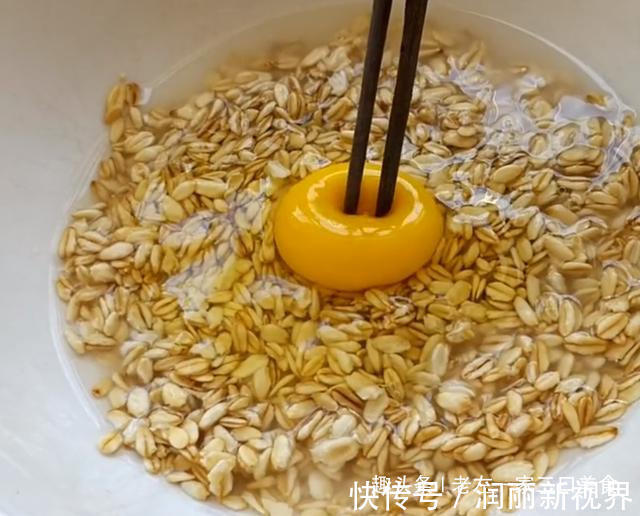 我家麦片从不熬粥，加1个鸡蛋，简单几步，出锅给肉不换，流口水