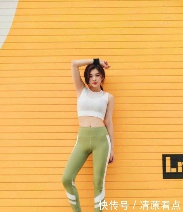 街拍时尚美女搭配修身打底裤,展现高贵优雅气质,十分亮眼