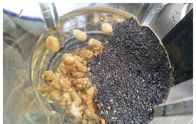 黑芝麻|破壁机食谱:多加3样食材打豆浆,不用出门买,实惠又香浓