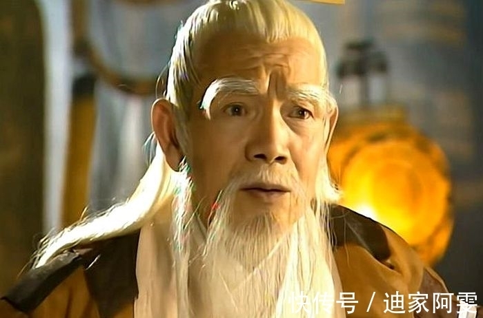 郭靖!倚天屠龙记中,有一人武功超过张三丰,书里提示他是郭靖的孙子