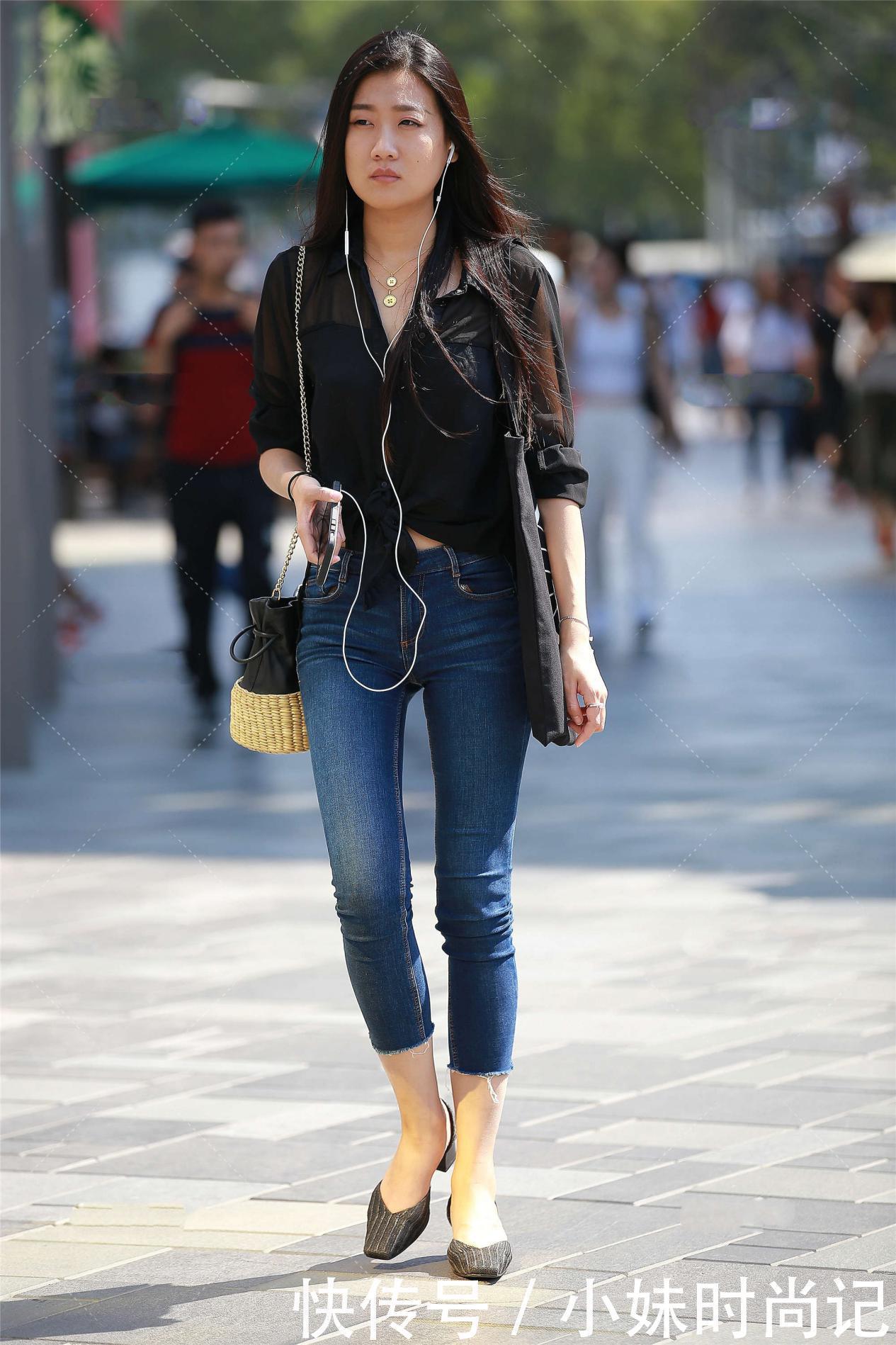 设计|街拍:设计感黑色衬衣, 搭配七分牛仔裤, 时尚街拍
