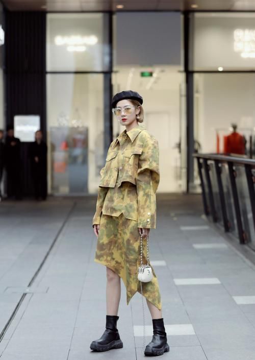 穿搭特别的女人,人群里一眼就可以看见