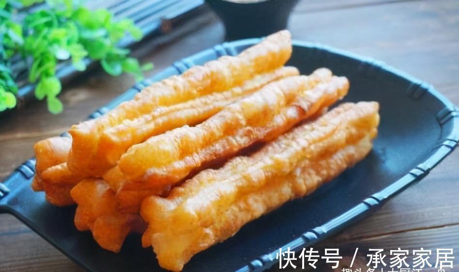 酥脆|炸油条用放酵母吗？教你正确做法，出锅金黄酥脆，凉了也不硬