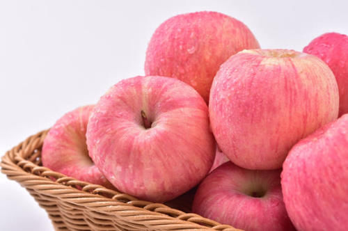 一日三餐|晚上吃苹果会伤胃吗？医生建议：到晚上，这4种食物尽量不要吃