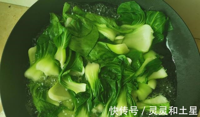 夏日|夏日吃饭没胃口,油淋小青菜这样做,瞬间吃光光!