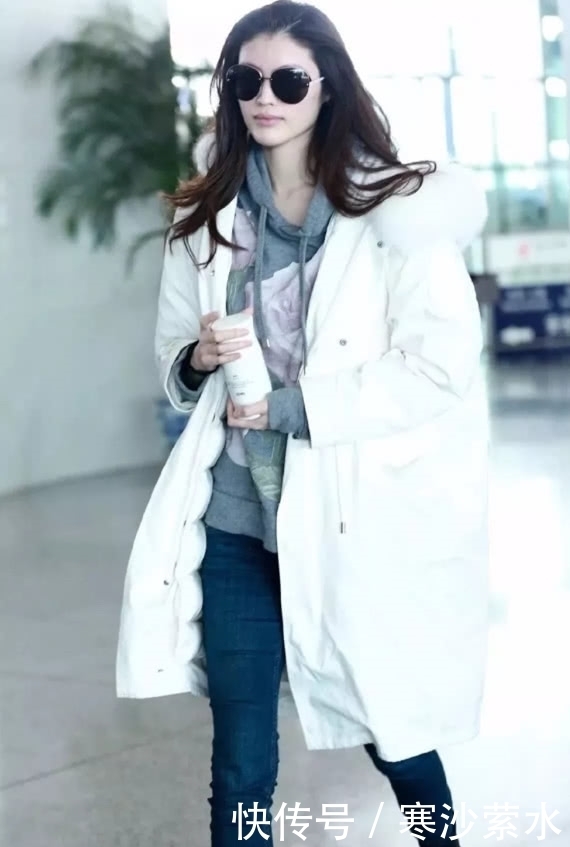 下半身|谁说穿羽绒服一定要配毛衣?get减龄的卫衣,展现chic随性