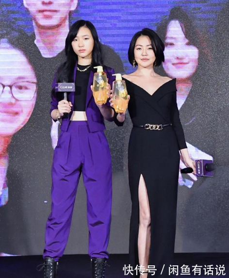 女儿|小S携女儿同台亮相,穿开叉裙站姿妩媚,仍被女儿高级脸抢了镜
