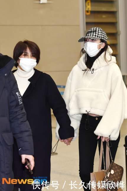 Twice成员mina紧拉着妈妈的手入境 快资讯 Twice成员mina紧拉着妈妈的手入境 快资讯