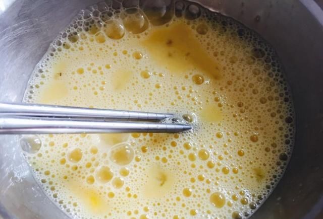 1盒牛奶，3个蛋黄，做成孩子最爱吃的甜品，香甜嫩滑，营养丰富