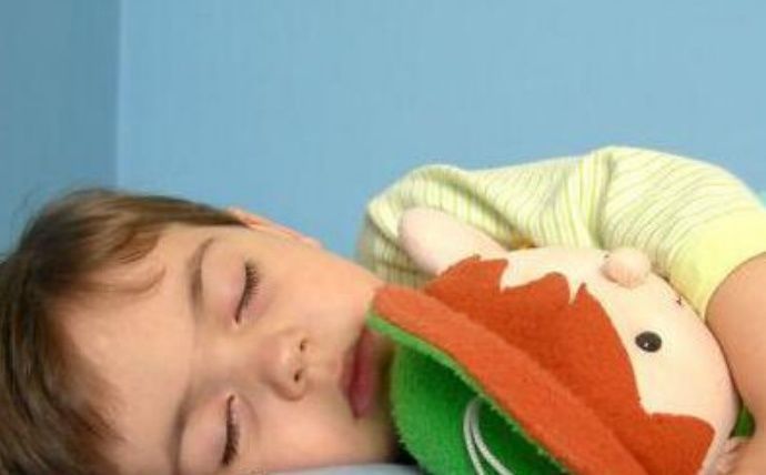 宝妈|天气寒冷,孩子晚上睡觉若出现这3种“情况”,宝妈要及时加被子