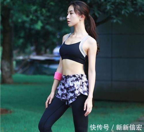 小姐姐爱穿紧身打底裤，柔软细腻的穿着非常显高，很有时尚感