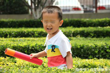 奶奶|奶奶去学校接孩子，叫了孩子乳名，没想到这一叫孩子被迫转学！