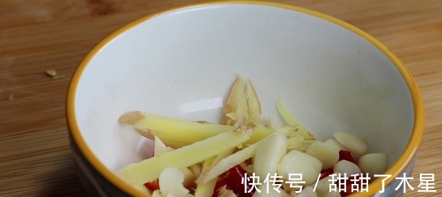 炒蒜苔时，记住不要直接下锅炒，大厨教你多加一步，翠绿入味下饭！