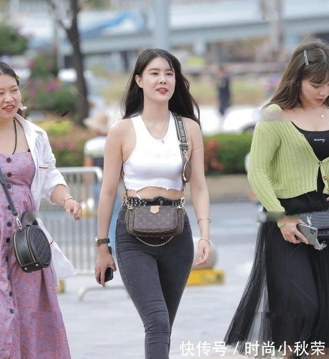 牛仔裤 白色背心搭配紧身牛仔,性感减龄,火辣曲线展现十足