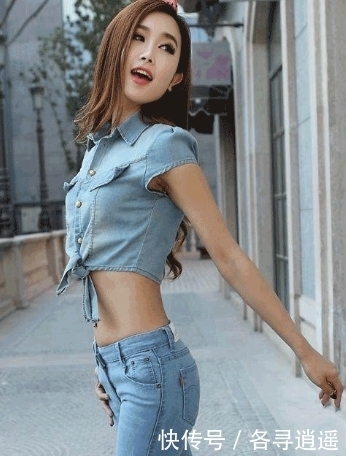 紧身|牛仔裤:曼妙身姿的美女,搭上紧身牛仔裤,打造修长的双腿线条!