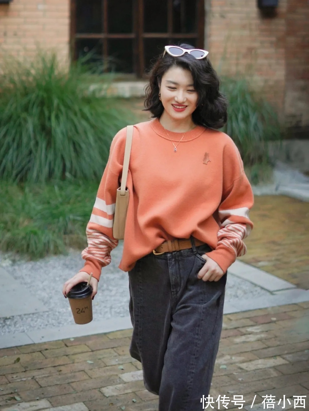 保暖|秋天怎样穿才保暖又时髦?搭配公式“毛衣+牛仔裤”,简约又高级