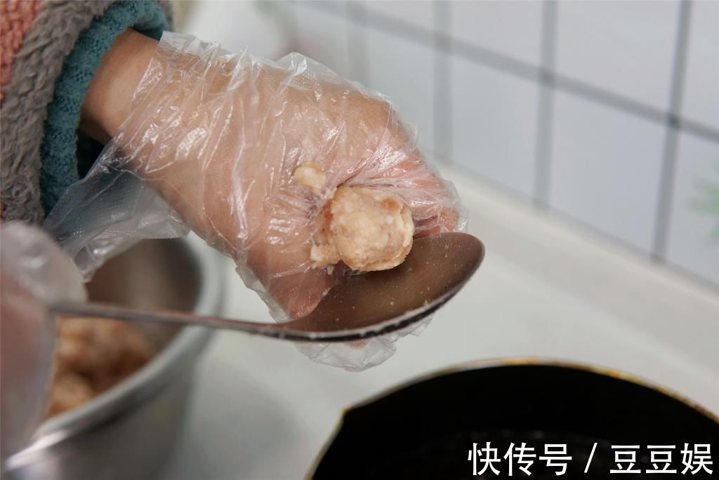 松软|炸肉丸子时,切记“2用2不用”,丸子酥香松软,久放也不变硬