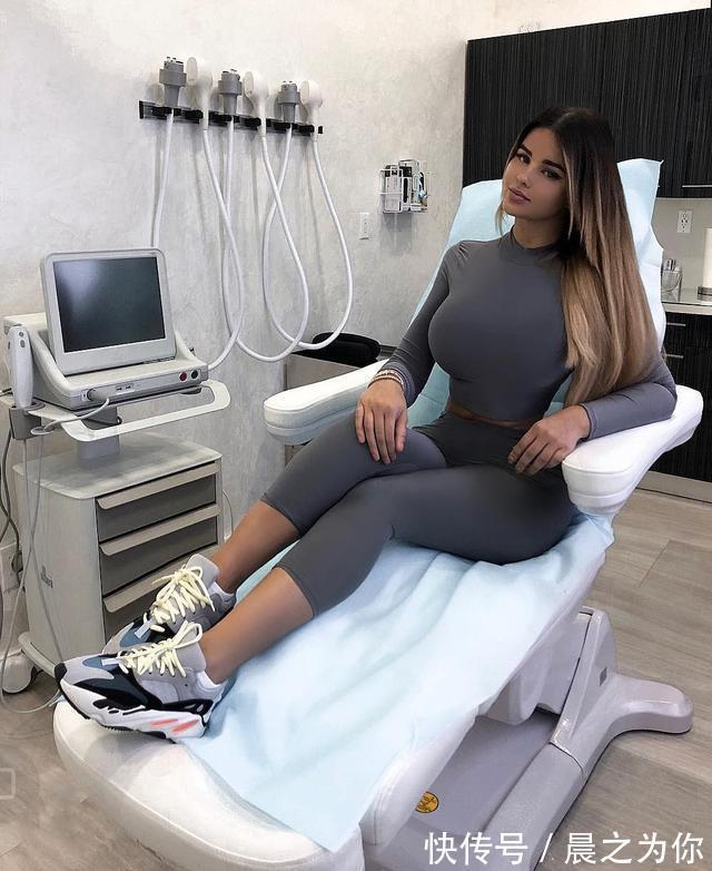 空姐|俄罗斯“唯美空姐”，蜂腰硕臀惹人眼球，完美的沙漏型身材！