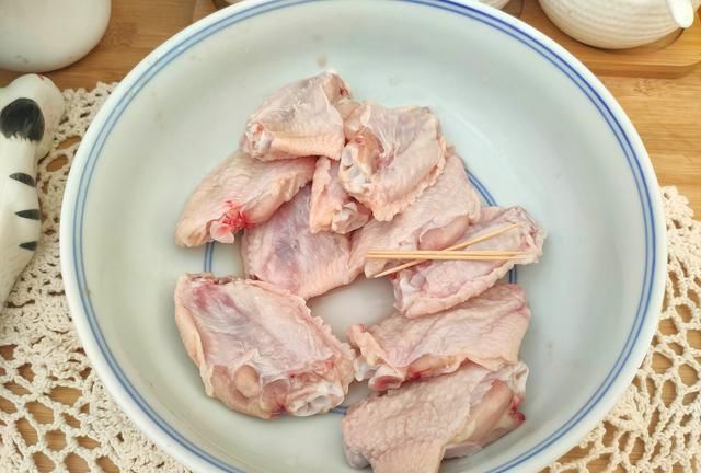 鸡翅不油炸,外酥里嫩,咸香入味,金灿灿的一看就有食欲