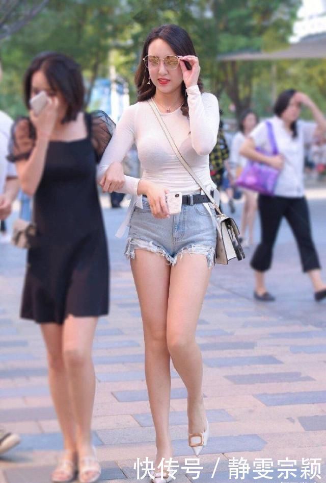 网纱修身打底衫搭配牛仔短裤,承受着这个年龄不应该拥有的压力