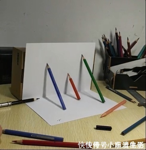 大神!美术大神画三角形铅笔,被吐槽奇葩,把画纸折叠后,傻傻分不清了