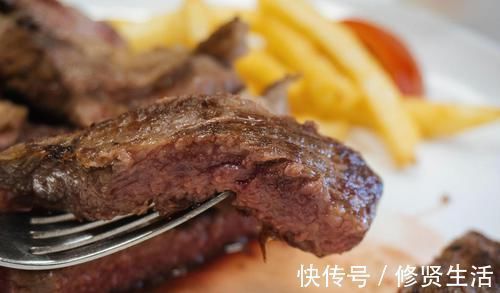 吃西餐点了全熟牛排，女友一直笑我土老帽，老板却问：你是同行？