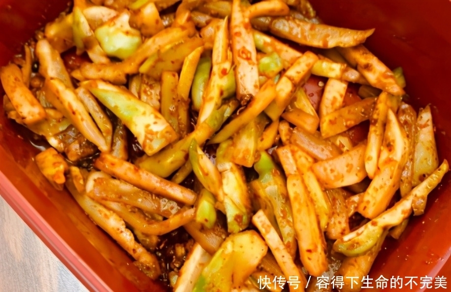 农村大娘把儿菜腌成咸菜,香辣脆爽易存放,做一次能吃2个月