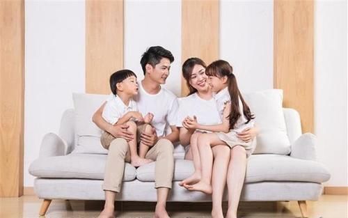 洗脚|2岁弟弟蹲地上给姐姐洗脚，下一秒姐姐的动作，网友：这二胎真惨