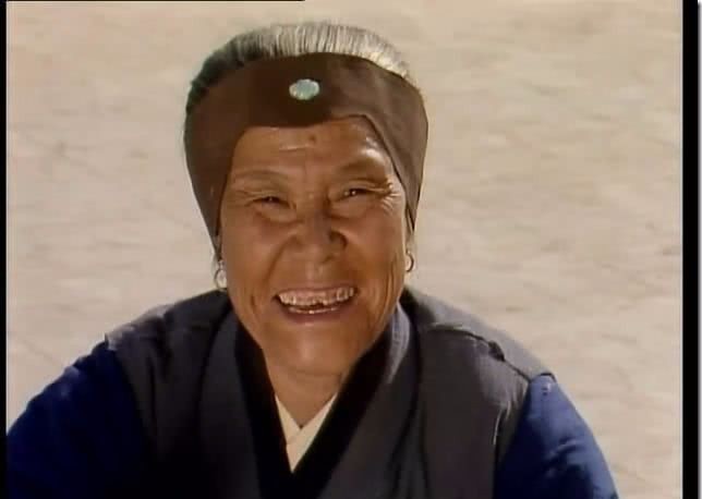 刘姥姥|刘姥姥二进荣国府,贾母为何只给衣服不给钱,是她太吝啬了吗?