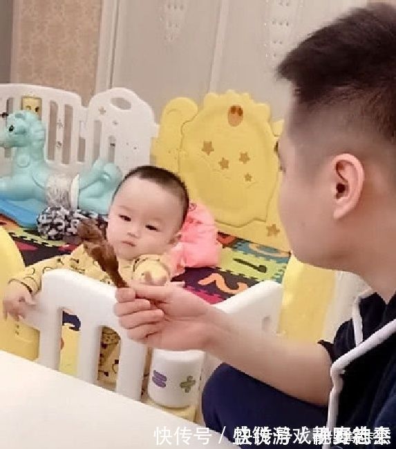 馋嘴|“馋嘴奶爸”带娃火了,看到奶爸得意的模样,宝宝:记仇第一天