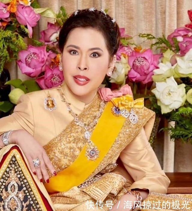 苏提达 怪不得苏提达只模仿没戴过诗丽吉的“满天星”,原来是朱拉蓬喜欢