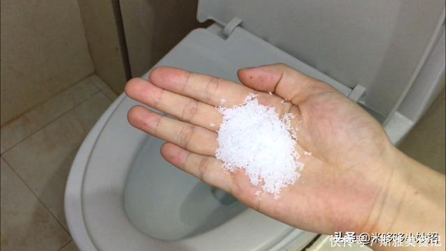 搅拌均匀|厕所里一定要放一把食盐，一年省下好几百，快提醒家人还不迟