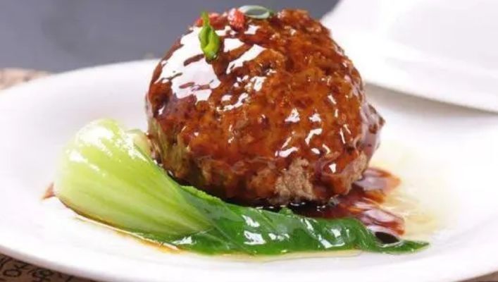 做红烧狮子头，牢记“调肉馅”方法，做好后软糯入味，口齿留香