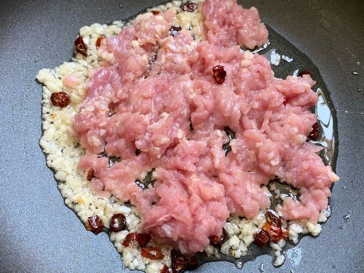肉末|它是蔬菜中的“补钙王”，2块钱1斤，很多人都把它忽略了