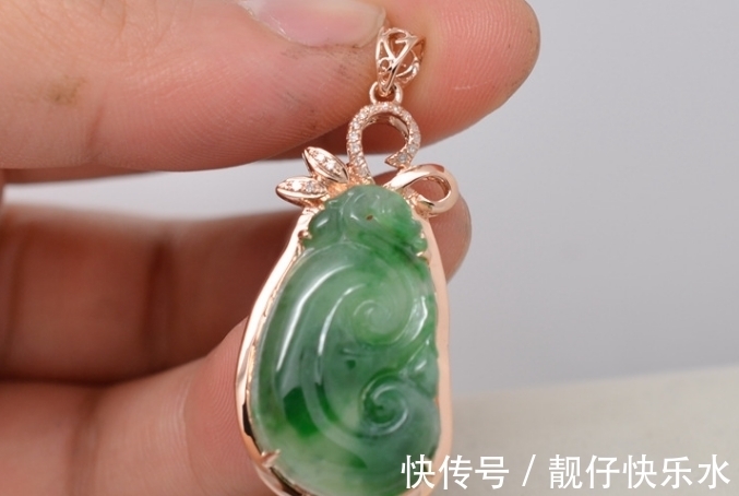 术语@翡翠中的起荧光是什么样的效果?看到以后也会震惊,确实很不错