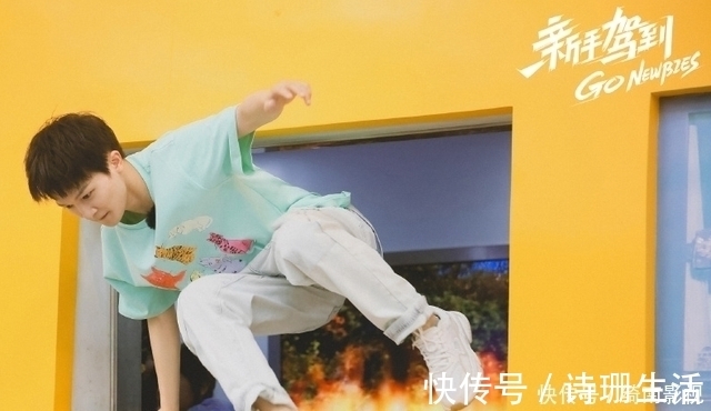 周深無(wú)法回答問(wèn)題，為了不受涼，他隨口說(shuō)了四個(gè)字