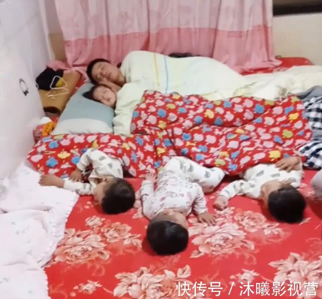 儿子|爸爸陪儿子和女儿睡觉,每天都是这样画风,网友:地位也差太多了