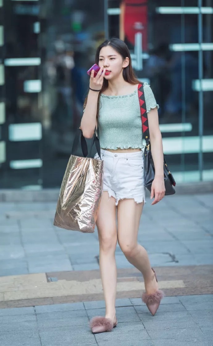 高跟鞋优雅时尚,让女性散发出迷人的气息