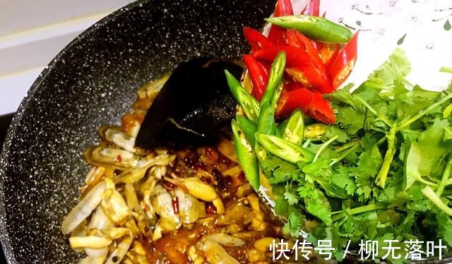 聚餐的时候吃什么下酒菜，鲜味辣炒蛏子，做法简单，香辣美味！