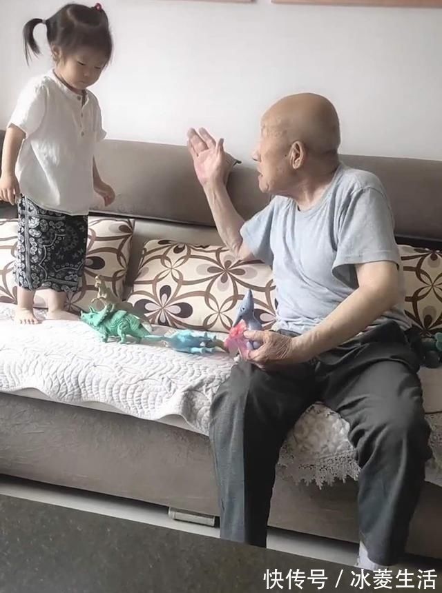 太爷|4岁宝宝与83岁太爷争玩具,奶奶不知该帮谁,网友一个老祖宗,一个小祖宗