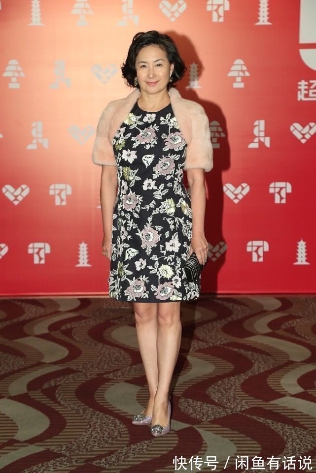 繁杂 59岁何超琼气质真好,穿那么花的大衣真接地气,配短发像邻家大妈