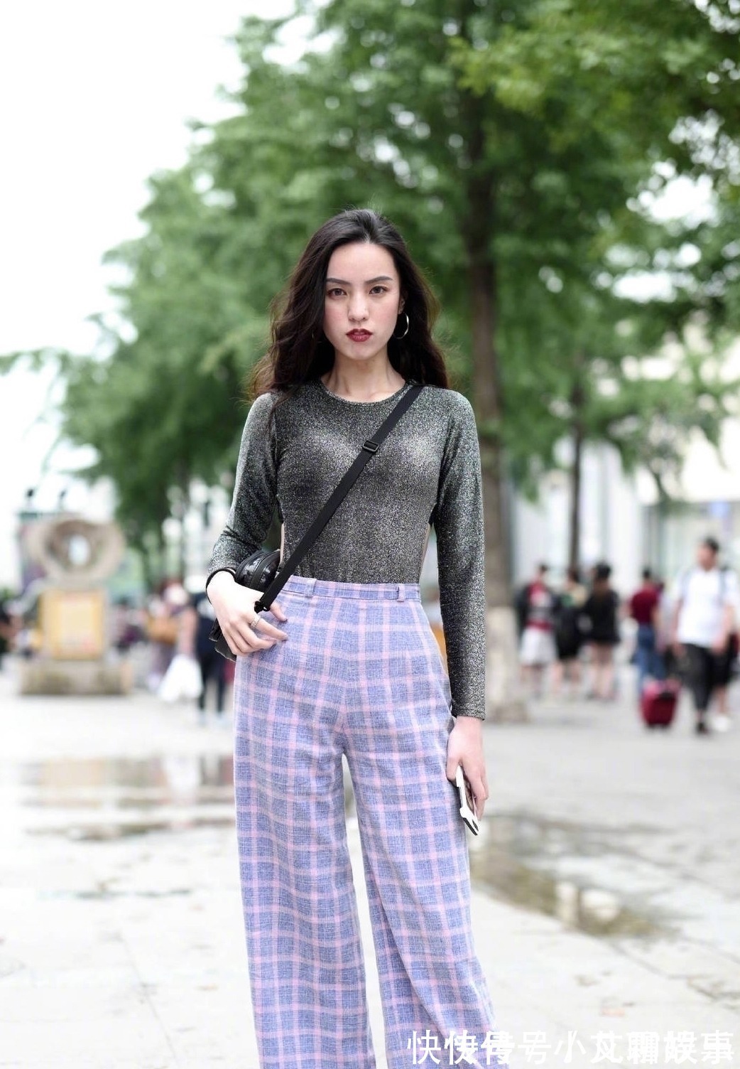 淡绿色 吊带连体裤搭配高跟凉鞋,时尚又性感的风格,搭配出女神般的气息