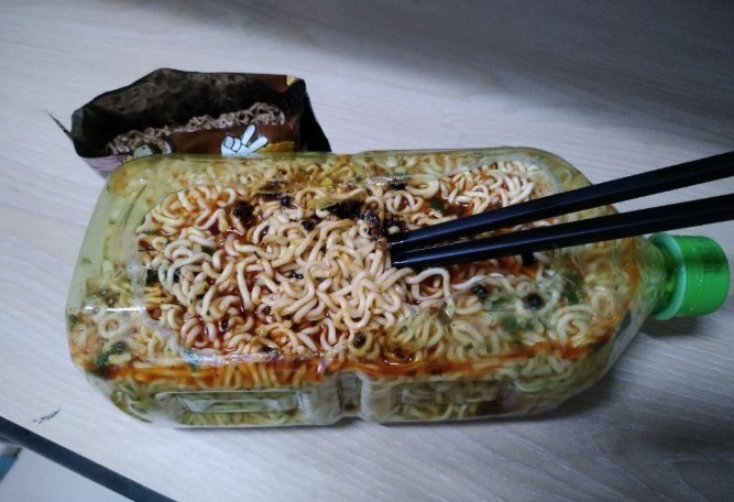 煮泡面时,先放料包还是面饼顺序做不对,难怪油水大还不好吃