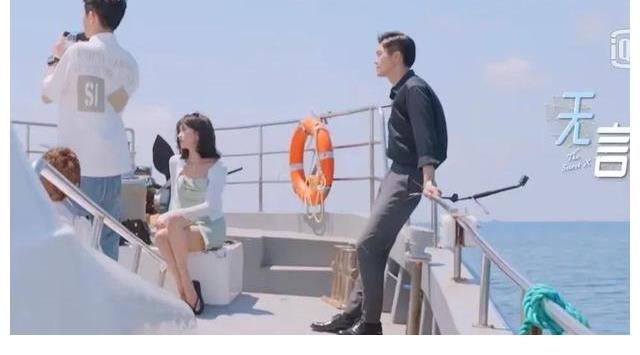 機(jī)智的戀愛：呂珊跟烏蘭泳池親密戲水，被網(wǎng)友嘲諷女版“馬子佳”