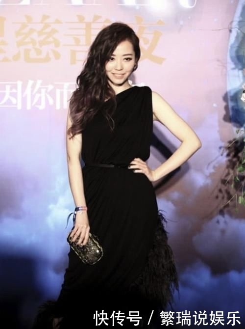 张靓颖穿裸色大开叉走红毯 网友穿搭尽显性感 快资讯