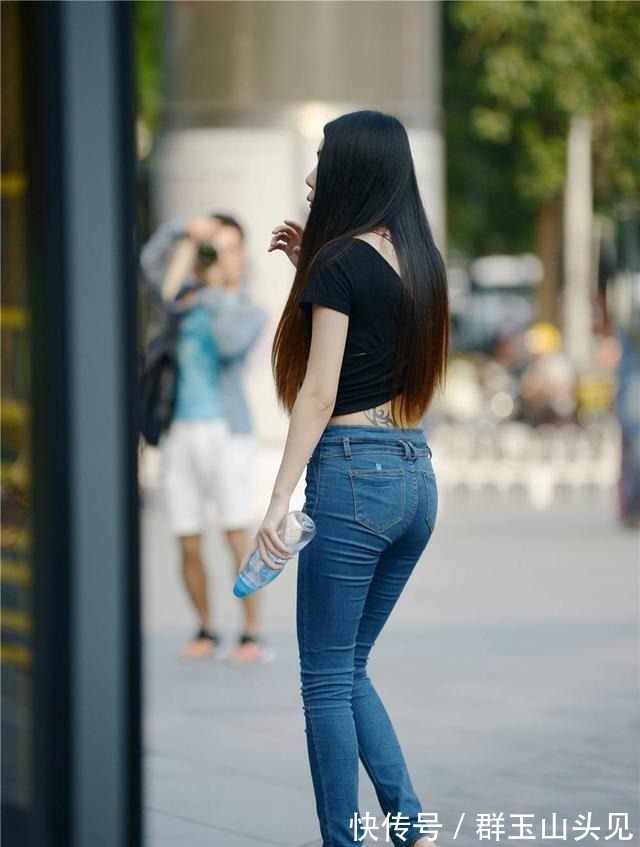 街拍 蓝色紧身牛仔裤,搭配灰色粗跟凉鞋,苗条身材搭配更好看
