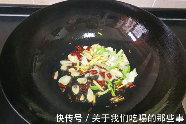 黄瓜|凉拌黄瓜不能直接加调料，厨师长教你3个技巧，脆爽又入味，好吃