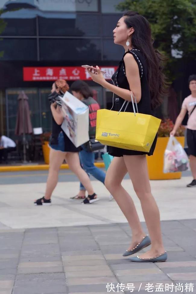 小姐姐|气质小姐姐黑色百褶裙大秀美腿,时尚轻熟女范儿赚足眼球