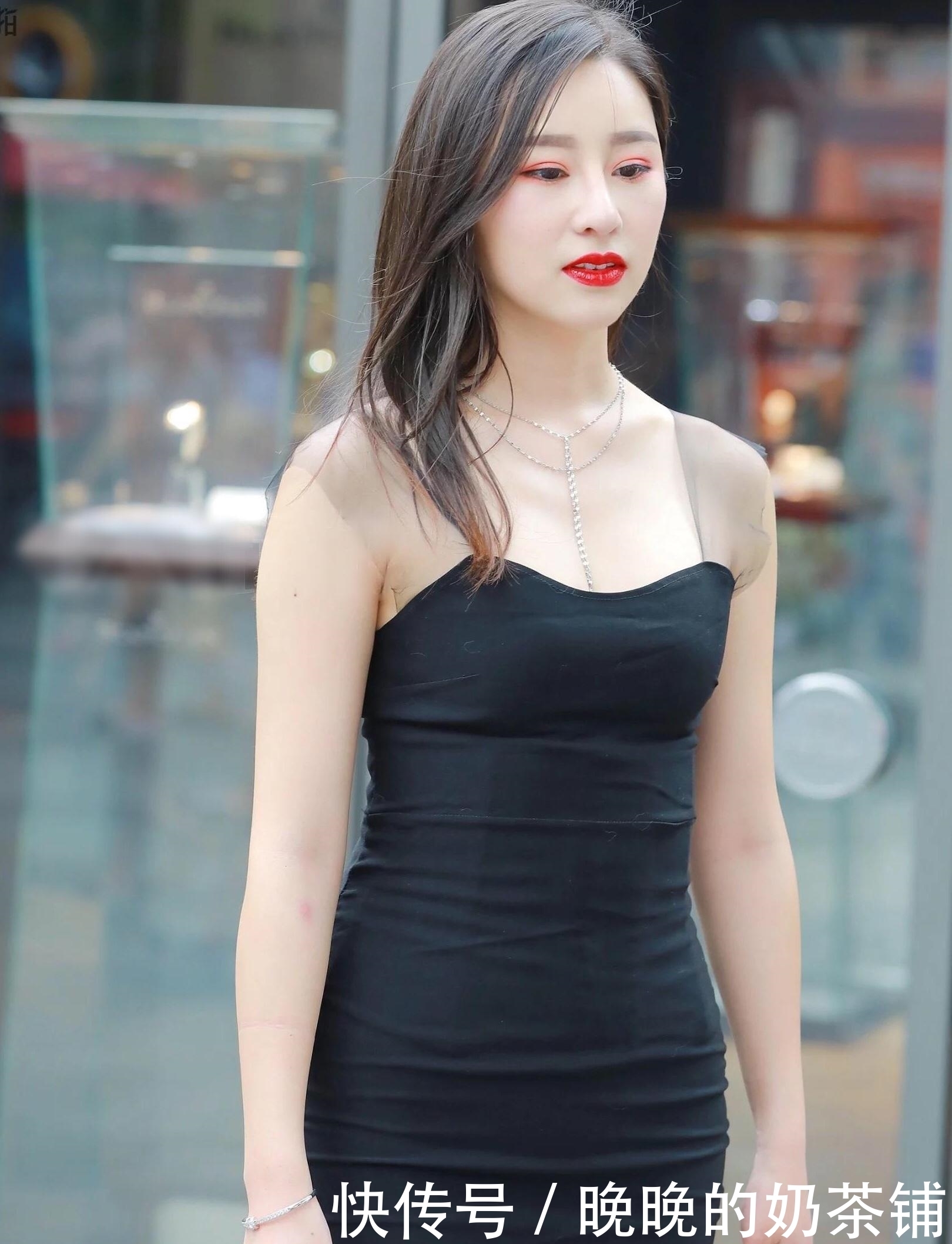 身材|穿紧身裙的小姐姐,肤白貌美,五官精致,身材曲线很完美!