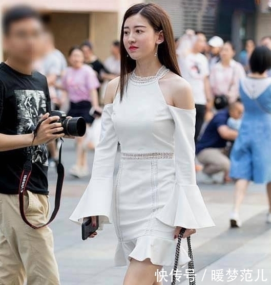 街拍:美女身穿一字肩上衣搭配半身裙,绰约多姿,千娇百媚